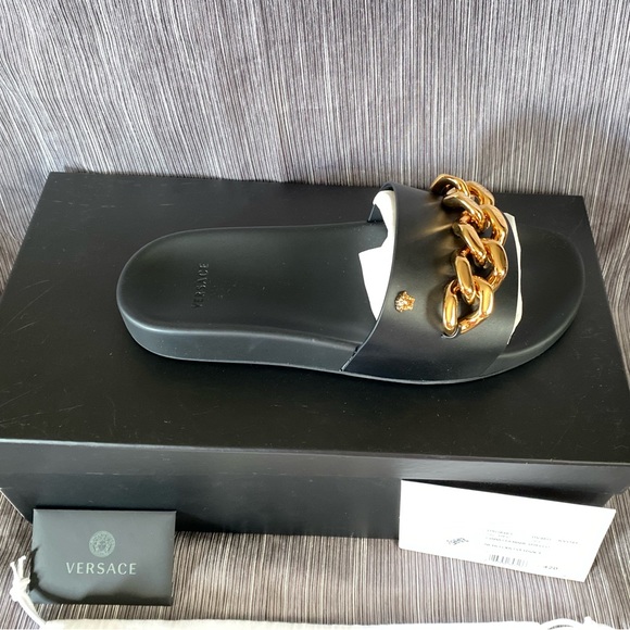 FREE SHIPPING‼️ BRAND NEW, IN BOX- Black Versace slides, men’s size 9 - Picture 3 of 8